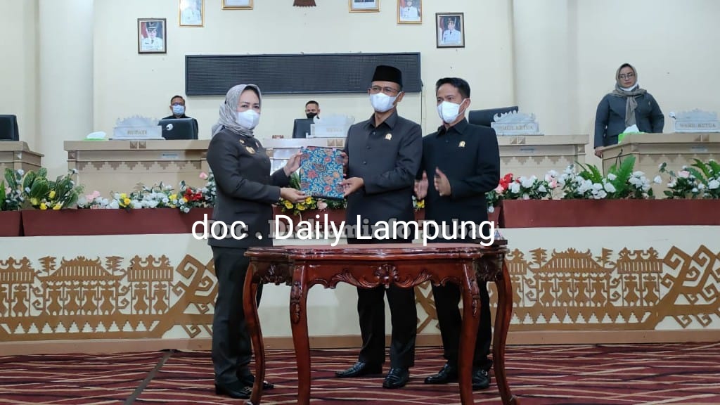 Foto : Bupati Winarti Menyerahkan LKPJ Tahun 2021 Kepada Ketua DPRD Sopi'i didampingi Wakil Ketua DPRD Aliasan (doc HE)
