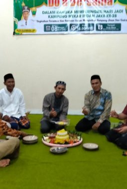 Peringati hari jadi ke 28 pemakaman mekar indah jaya potong tumpeng