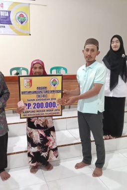 Kampung Mekar Indah jaya membagikan BLT. 4(KPM) ke warga 