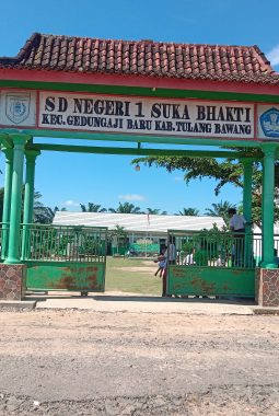 Diduga Salah Prioritas, Kepala SDN 1 Suka Bhakti Bangun Taman dan Podium Saat Plafon Kelas Nyaris Ambruk