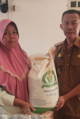 211 KPM di Tiyuh Cahyou Randu Terima Bantuan Pangan Beras dan Minyak Goreng